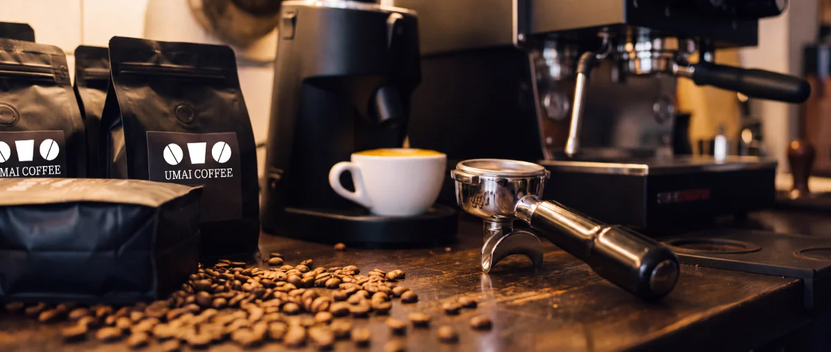 UMAI COFFEE 원두 패키지와 에스프레소 머신, 갓 내린 커피